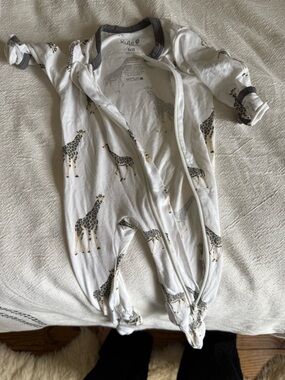 Kyte Baby Newborn White Giraffe Print Knotted One-Piece